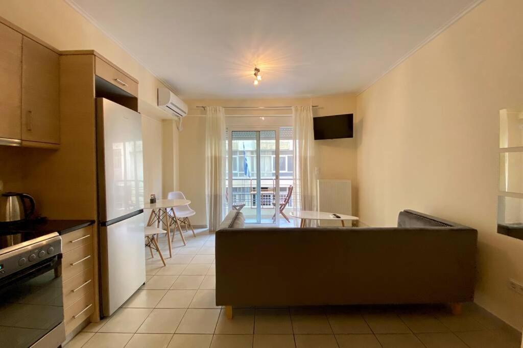 Nikitas' Apartment By The Tube Атина Екстериор снимка
